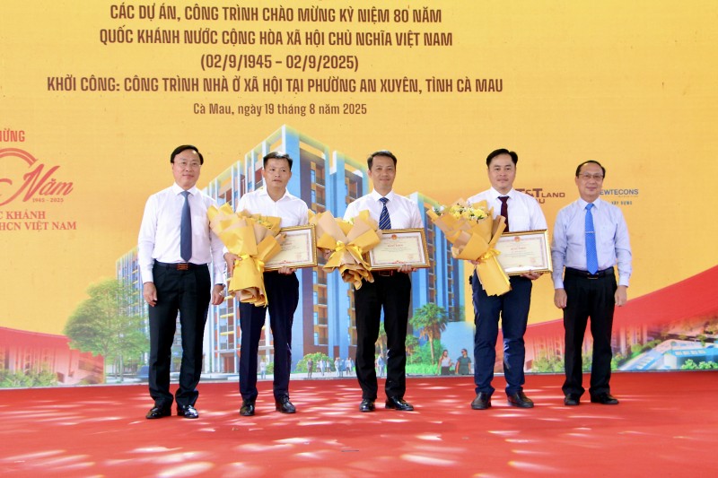 Lãnh đạo tỉnh Cà Mau trao Bằng khen cho các tập thể và cá nhân đã có đóng góp tích cực trong việc triển khai chương trình nhà ở xã hội tại địa phương Lãnh đạo tỉnh Cà Mau trao Bằng khen cho các tập thể và cá nhân đã có đóng góp tích cực trong việc triển khai chương trình nhà ở xã hội tại địa phương