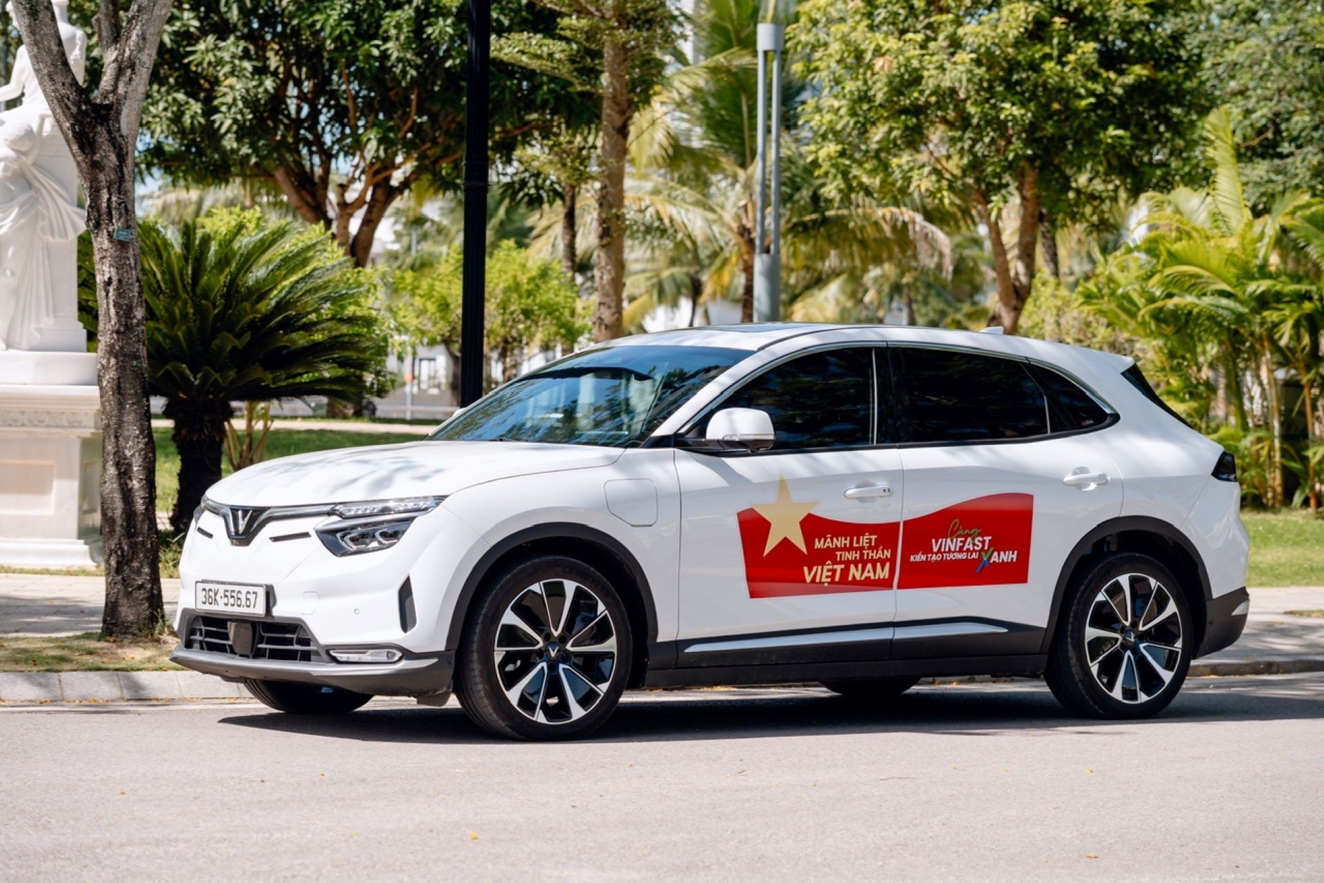 Mang 1 tỷ đồng đi mua SUV, khách hàng khẳng định: “VF 8 là chiếc xe thông minh nhất về tài chính” Mang 1 tỷ đồng đi mua SUV, khách hàng khẳng định: “VF 8 là chiếc xe thông minh nhất về tài chính”