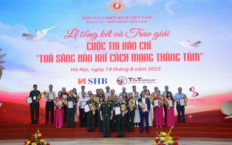 Vinh danh 36 tác phẩm tại Cuộc thi Tỏa sáng hào khí Cách mạng Tháng Tám Vinh danh 36 tác phẩm tại Cuộc thi Tỏa sáng hào khí Cách mạng Tháng Tám