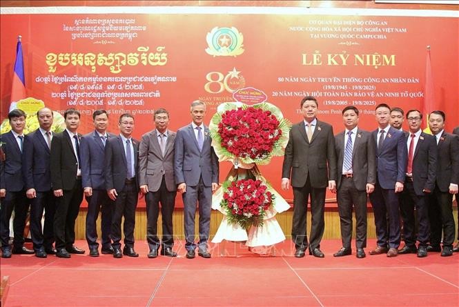 Đại sứ Việt Nam tại Vương quốc Campuchia Nguyễn Minh Vũ chúc mừng Cơ quan đại diện Bộ Công an Việt Nam tại Campuchia. Ảnh: Quang Anh/TTXVN Đại sứ Việt Nam tại Vương quốc Campuchia Nguyễn Minh Vũ chúc mừng Cơ quan đại diện Bộ Công an Việt Nam tại Campuchia. Ảnh: Quang Anh/TTXVN