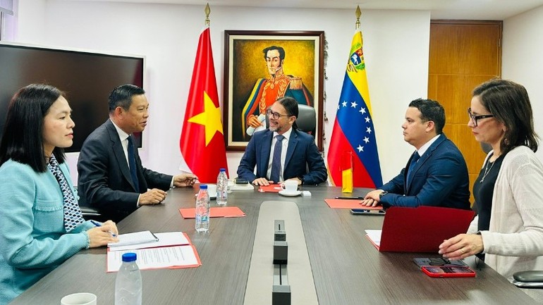 Venezuela chúc Việt Nam một tương lai hòa bình, thịnh vượng và giành thêm nhiều thắng lợi Venezuela chúc Việt Nam một tương lai hòa bình, thịnh vượng và giành thêm nhiều thắng lợi