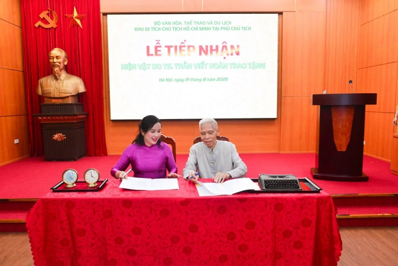 Bà Lê Thị Phượng và ông Trần Viết Hoàn ký biên bản bàn giao/tiếp nhận hiện vật Bà Lê Thị Phượng và ông Trần Viết Hoàn ký biên bản bàn giao/tiếp nhận hiện vật