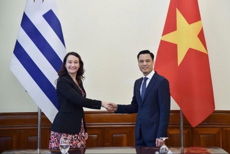 Thứ trưởng Ngoại giao Đặng Hoàng Giang đón tiếp Thứ trưởng Ngoại giao Cộng hòa Đông Uruguay Valeria Csusaki. Thứ trưởng Ngoại giao Đặng Hoàng Giang đón tiếp Thứ trưởng Ngoại giao Cộng hòa Đông Uruguay Valeria Csusaki.