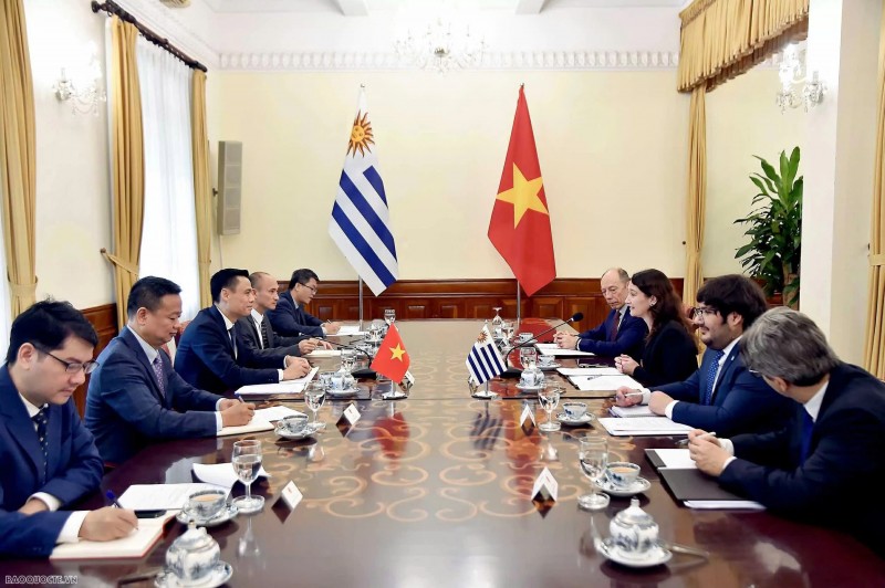 Thứ trưởng Đặng Hoàng Giang khẳng định Việt Nam luôn coi trọng phát triển quan hệ với Uruguay trong tổng thể chính sách đối ngoại với Mỹ Latinh. Thứ trưởng Đặng Hoàng Giang khẳng định Việt Nam luôn coi trọng phát triển quan hệ với Uruguay trong tổng thể chính sách đối ngoại với Mỹ Latinh.