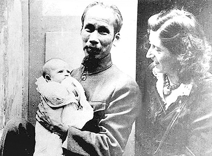 Chủ tịch Hồ Chí Minh bế con gái nuôi Babette. (Ảnh tư liệu: KT) Chủ tịch Hồ Chí Minh bế con gái nuôi Babette. (Ảnh tư liệu: KT)