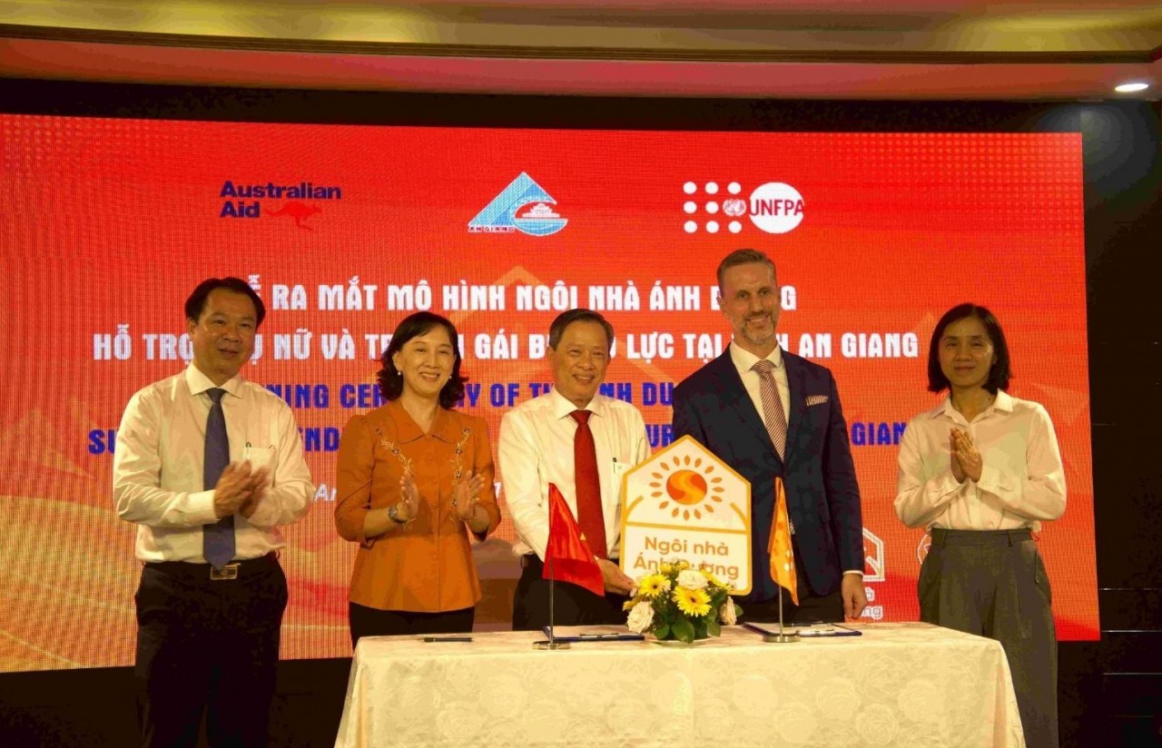UNFPA Representative in Vietnam Matt Jackson handed over the Sunshine House to An Giang Province. (Photo: UNFPA) UNFPA Representative in Vietnam Matt Jackson handed over the Sunshine House to An Giang Province. (Photo: UNFPA)