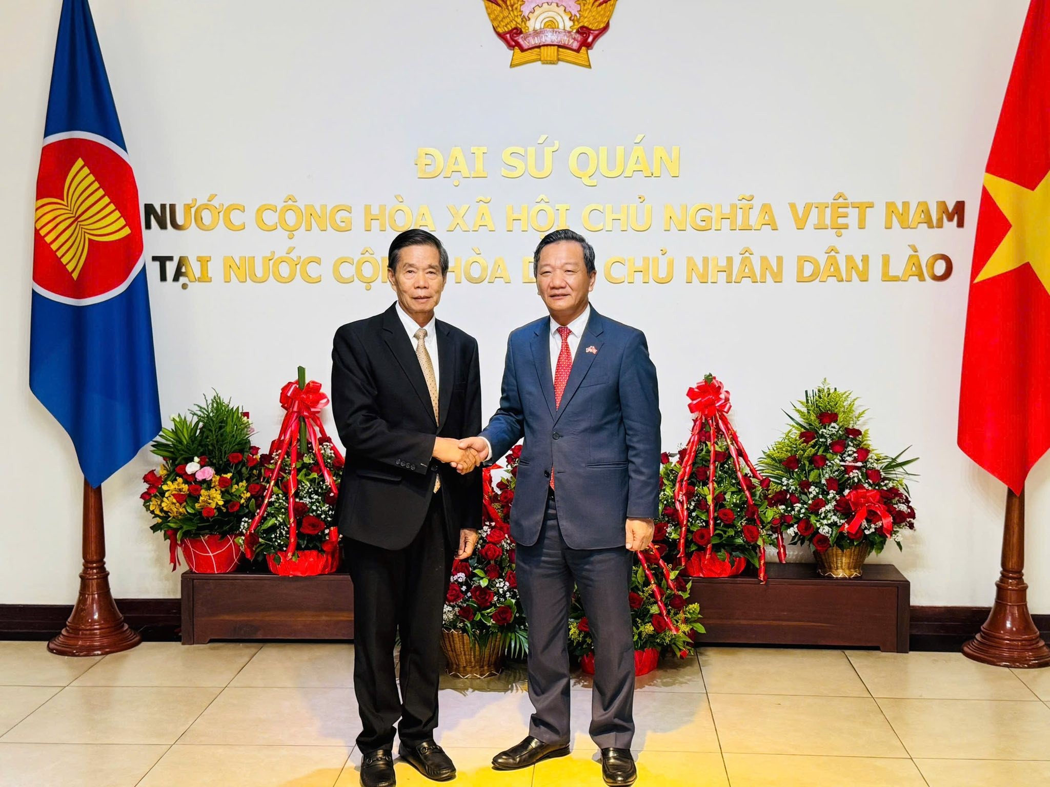 Ông Xỉn-la-vông Khút-phay-thun (bên trái), Uỷ viên Bộ Chính trị, Chủ tịch Trung ương Mặt trận Lào xây dựng đất nước chúc mừng Đại sứ quán Việt Nam tại Lào Ông Xỉn-la-vông Khút-phay-thun (bên trái), Uỷ viên Bộ Chính trị, Chủ tịch Trung ương Mặt trận Lào xây dựng đất nước chúc mừng Đại sứ quán Việt Nam tại Lào