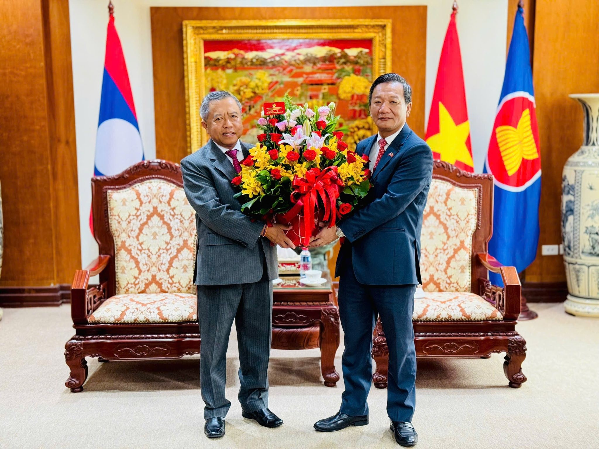 Ông Bò-viêng-khăm Vông-đa-la, Uỷ viên Trung ương Đảng, Bộ trưởng Bộ Công nghệ và Truyền thông, Chủ tịch Hội hữu nghị Lào - Việt Nam chúc mừng Đại sứ Nguyễn Minh Tâm. (Ảnh: Đại sứ quán Việt Nam tại Lào) Ông Bò-viêng-khăm Vông-đa-la, Uỷ viên Trung ương Đảng, Bộ trưởng Bộ Công nghệ và Truyền thông, Chủ tịch Hội hữu nghị Lào - Việt Nam chúc mừng Đại sứ Nguyễn Minh Tâm. (Ảnh: Đại sứ quán Việt Nam tại Lào)