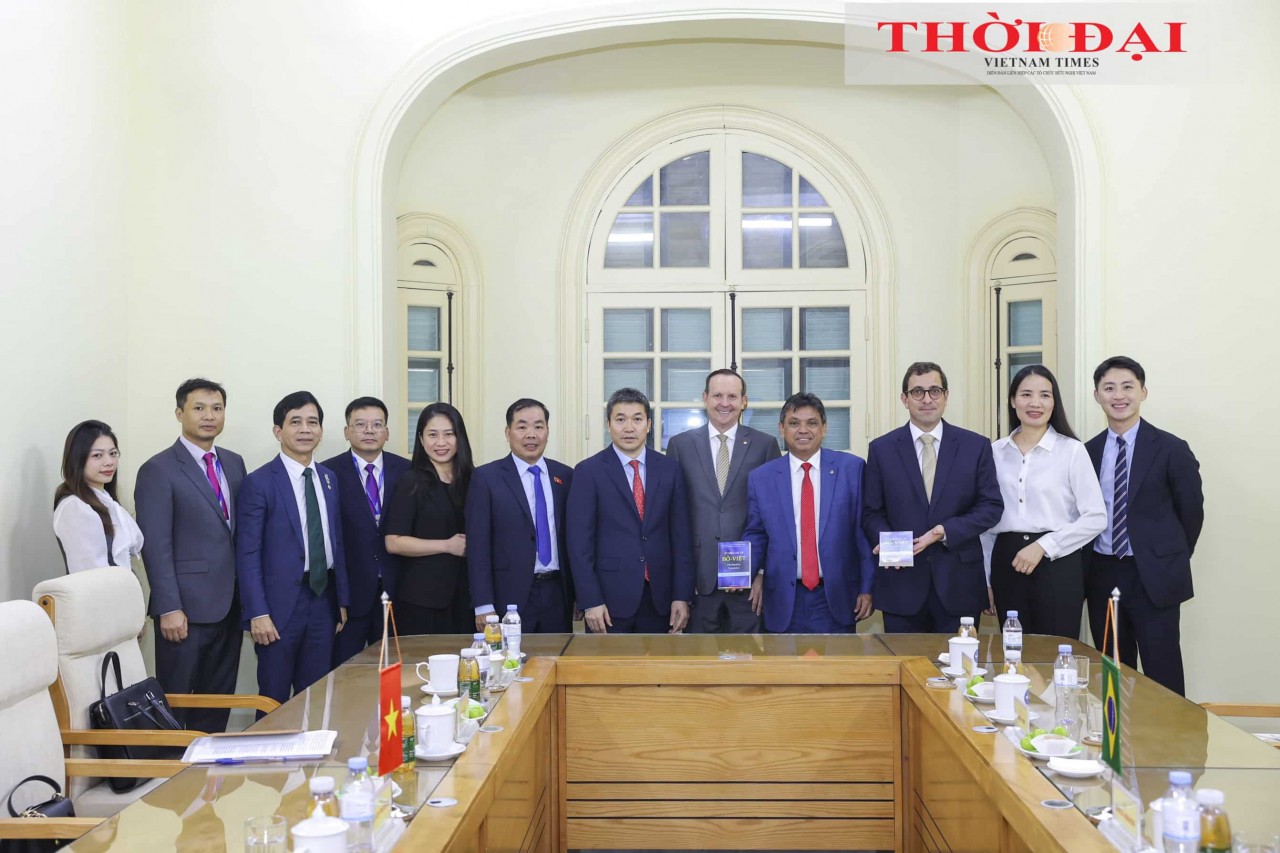 President of the Vietnam Union of Friendship Organizations Phan Anh Sơn (seventh from left) and Chairman of the Brazil–Vietnam Parliamentary Friendship Group Márcio Honaiser (eighth from left), together with other delegates, pose for a commemorative photo. (Photo: Đinh Hòa) President of the Vietnam Union of Friendship Organizations Phan Anh Sơn (seventh from left) and Chairman of the Brazil–Vietnam Parliamentary Friendship Group Márcio Honaiser (eighth from left), together with other delegates, pose for a commemorative photo. (Photo: Đinh Hòa)