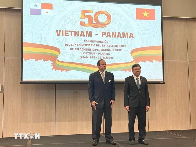 Bộ trưởng Ngoại giao Panama Javier Martínez-Acha Vásquez và Đại sứ Việt Nam tại Mexico kiêm nhiệm Panama Nguyễn Văn Hải tại Lễ kỷ niệm. (Ảnh: TTXVN) Bộ trưởng Ngoại giao Panama Javier Martínez-Acha Vásquez và Đại sứ Việt Nam tại Mexico kiêm nhiệm Panama Nguyễn Văn Hải tại Lễ kỷ niệm. (Ảnh: TTXVN)