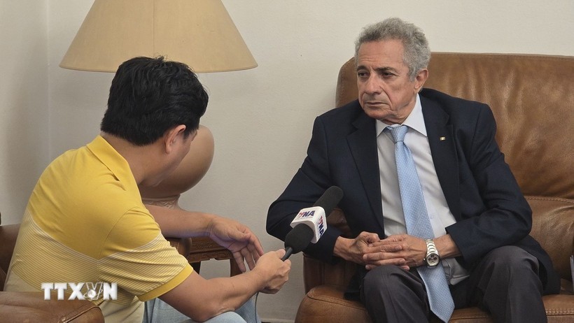 Mourad Lamoudi, Central Committee member in charge of external relations of the FLN (Algeria), speaks with the Vietnam News Agency’s resident correspondent in Algeria. (Photo: VNA)