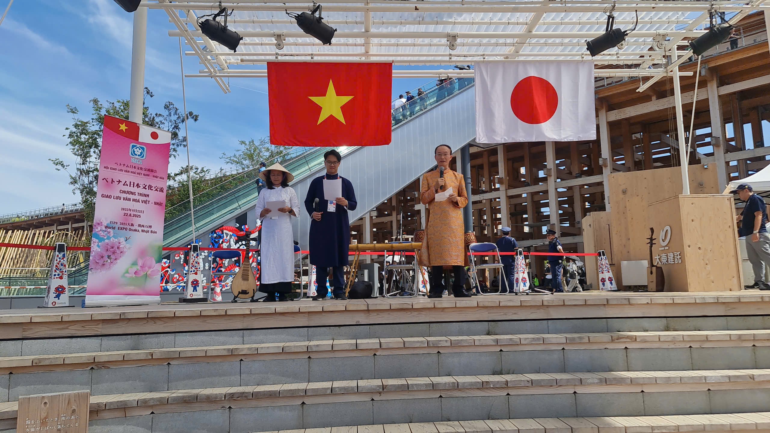 Ông Lê Ngọc Định, Chủ tịch Hội Giao lưu Văn hoá Việt - Nhật, Trưởng Ban tổ chức phát biểu khai mạc sự kiện tại EXPO Osaka, Nhật Bản 2025 Ông Lê Ngọc Định, Chủ tịch Hội Giao lưu Văn hoá Việt - Nhật, Trưởng Ban tổ chức phát biểu khai mạc sự kiện tại EXPO Osaka, Nhật Bản 2025