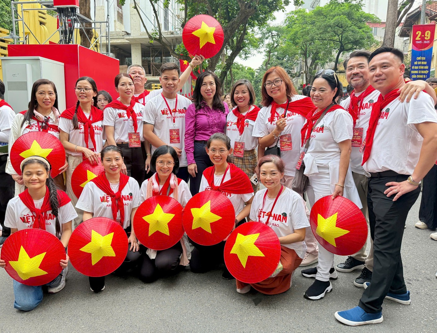 Thứ trưởng Bộ Ngoại giao Lê Thị Thu Hằng (giữa) động viên và tặng quà các kiều bào tham gia tập luyện diễu binh, diễu hành. (Ảnh: Báo Tiền Phong) Thứ trưởng Bộ Ngoại giao Lê Thị Thu Hằng (giữa) động viên và tặng quà các kiều bào tham gia tập luyện diễu binh, diễu hành. (Ảnh: Báo Tiền Phong)