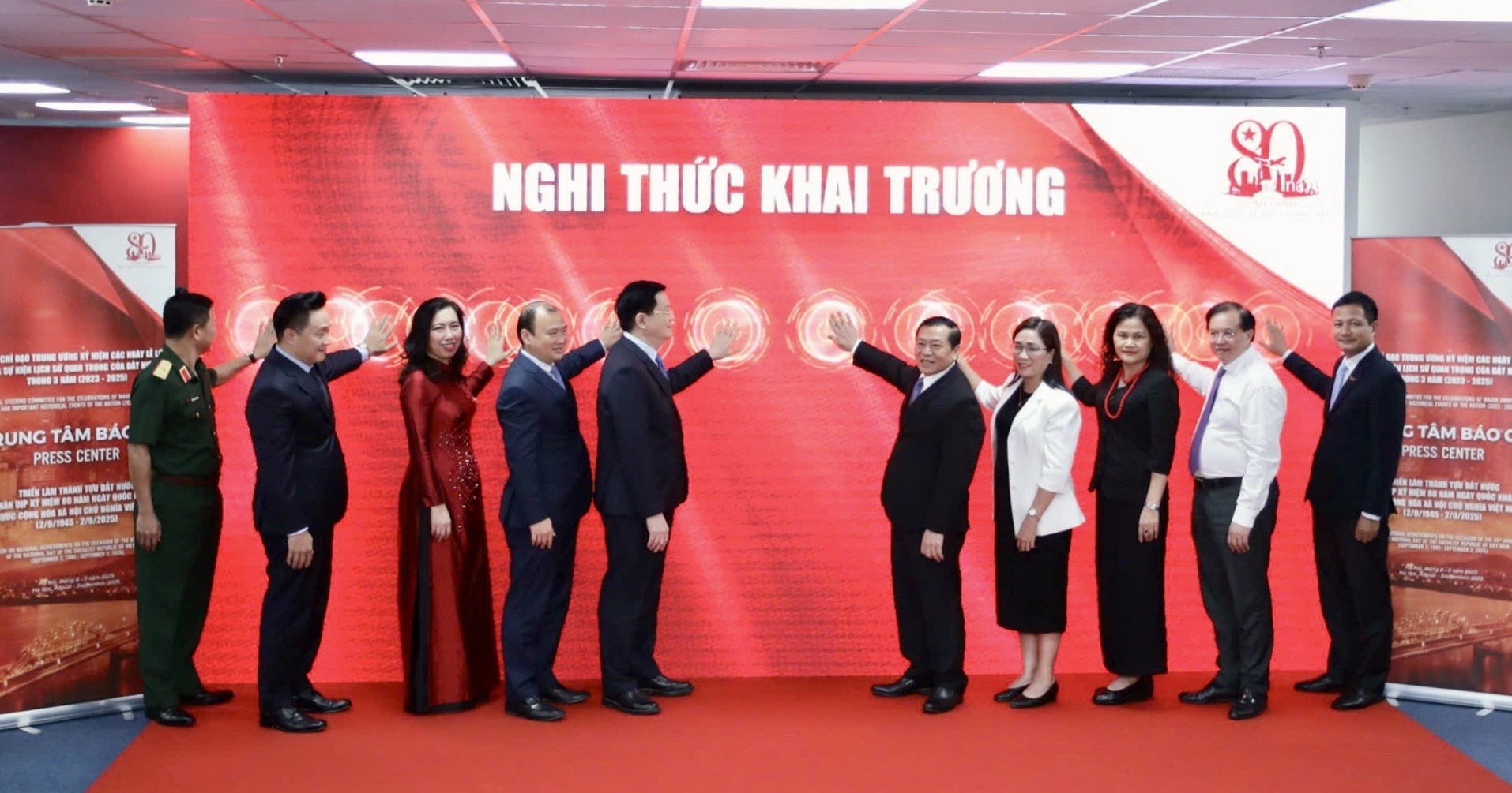 Phó Thủ tướng Mai Văn Chính cùng các đại biểu thực hiện nghi thức bấm nút khai trương Trung tâm Báo chí Triển lãm. (Ảnh: bvhttdl.gov.vn) Phó Thủ tướng Mai Văn Chính cùng các đại biểu thực hiện nghi thức bấm nút khai trương Trung tâm Báo chí Triển lãm. (Ảnh: bvhttdl.gov.vn)