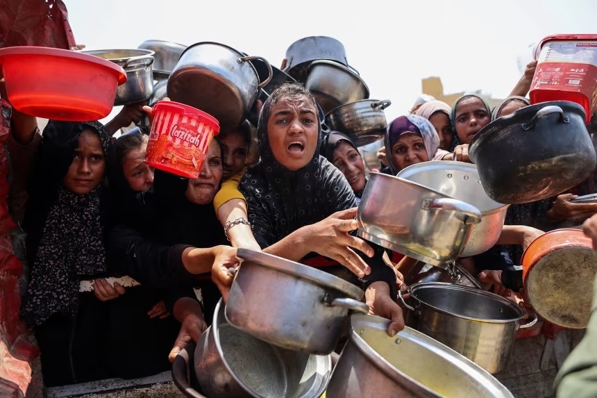 Người dân Palestine tập trung nhận suất ăn từ một điểm phân phát lương thực tại Thành phố Gaza, ngày 13/8/2025. (Ảnh: Omar Al-Qattaa/AFP/Getty Images) Người dân Palestine tập trung nhận suất ăn từ một điểm phân phát lương thực tại Thành phố Gaza, ngày 13/8/2025. (Ảnh: Omar Al-Qattaa/AFP/Getty Images)