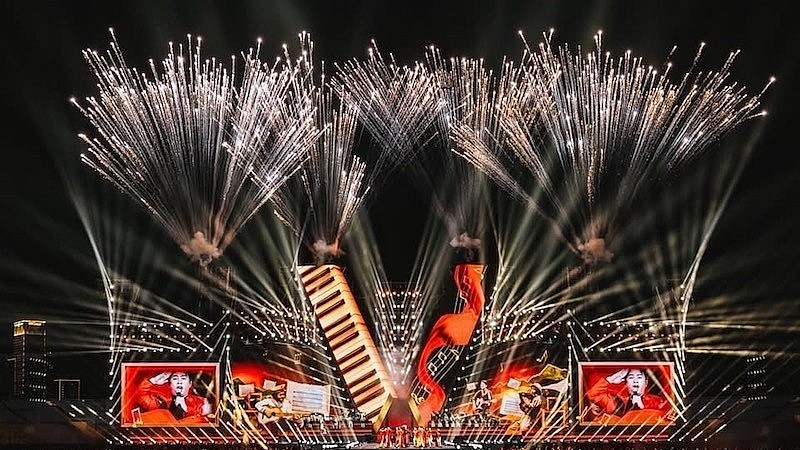 Brilliant fireworks lit up the sky at the art and political programme “Fatherland in Our Hearts” held on the evening of August 10, 2025, at My Dinh Stadium. (Photo: Phuong Anh) Brilliant fireworks lit up the sky at the art and political programme “Fatherland in Our Hearts” held on the evening of August 10, 2025, at My Dinh Stadium. (Photo: Phuong Anh)