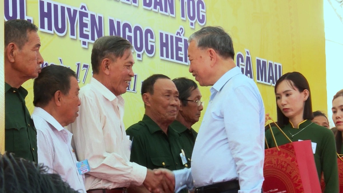 Tổng Bí thư Tô Lâm trao quà cho các hộ dân thuộc diện gia đình chính sách ở xã Đất Mũi, huyện Ngọc Hiển, tỉnh Cà Mau (cũ), ngày 17/11/2024. (Ảnh: Báo Tuổi trẻ) Tổng Bí thư Tô Lâm trao quà cho các hộ dân thuộc diện gia đình chính sách ở xã Đất Mũi, huyện Ngọc Hiển, tỉnh Cà Mau (cũ), ngày 17/11/2024. (Ảnh: Báo Tuổi trẻ)