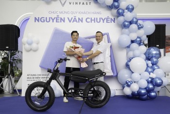 Khách hàng VinFast bất ngờ vì trải nghiệm “mua 1 được 2”