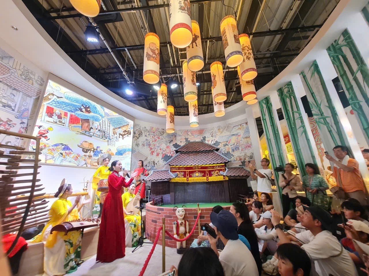 Japanese audience members attentively enjoying the artistic performances. (Photo: Vietnam Japan Cultural Association) Japanese audience members attentively enjoying the artistic performances. (Photo: Vietnam Japan Cultural Association)