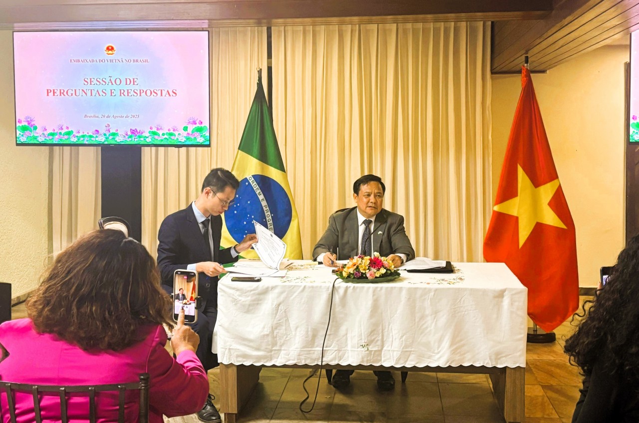 Vietnamese Ambassador to Brazil Bui Van Nghi shared information on various aspects of Vietnam. (Photo: Embassy of Vietnam in Brazil)