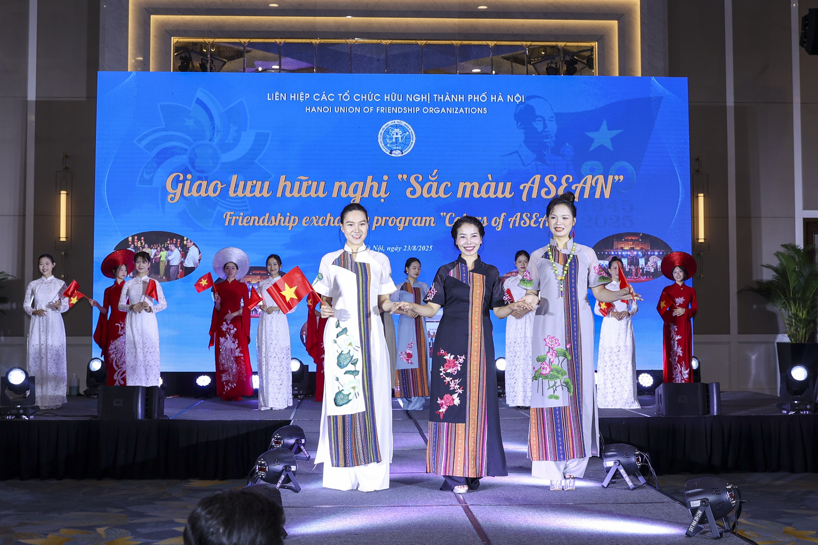 “Sắc màu ASEAN”: Khi văn hóa trở thành nhịp cầu nối những người bạn “Sắc màu ASEAN”: Khi văn hóa trở thành những nhịp cầu