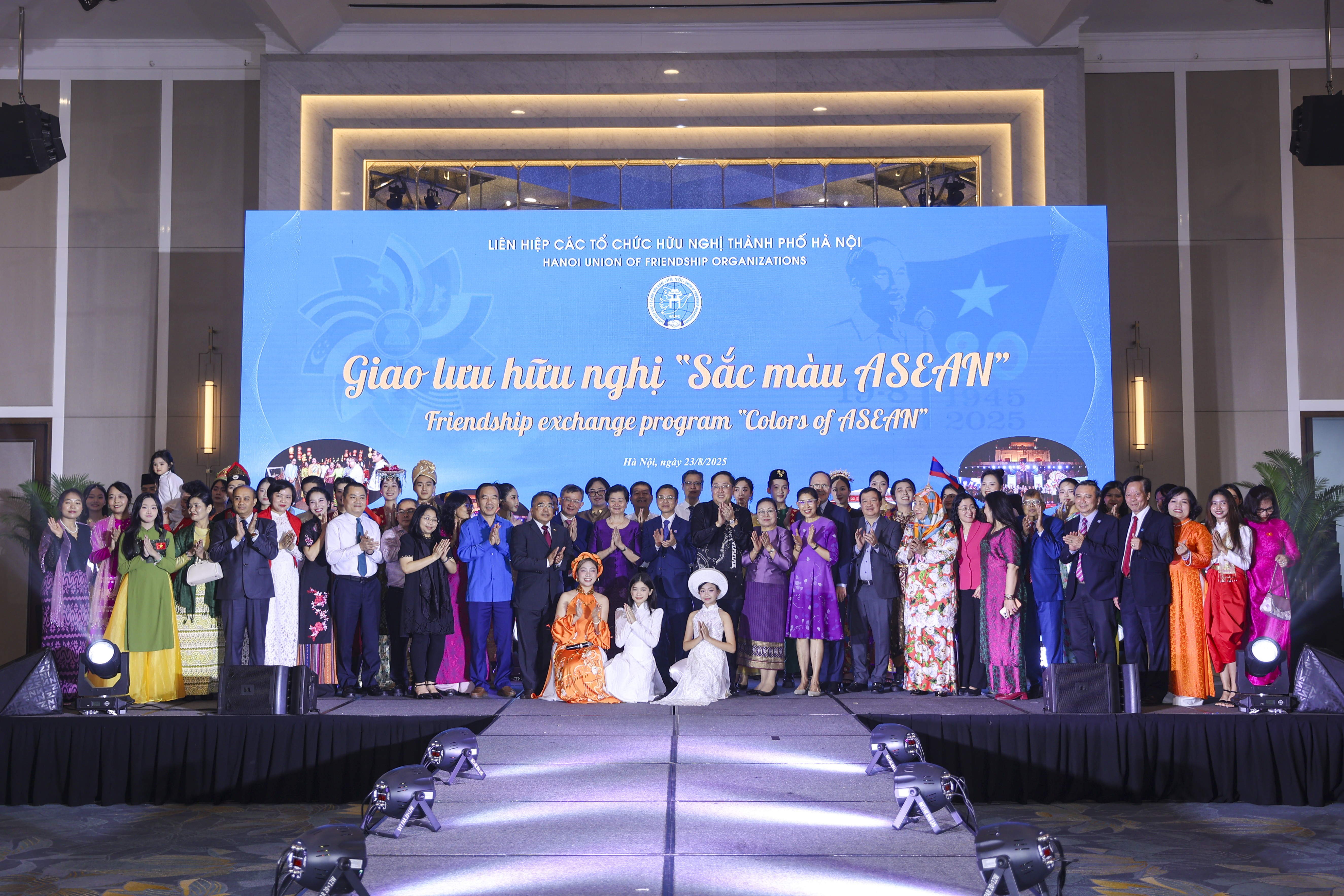 “Sắc màu ASEAN”: Khi văn hóa trở thành nhịp cầu nối những người bạn “Sắc màu ASEAN”: Khi văn hóa trở thành những nhịp cầu