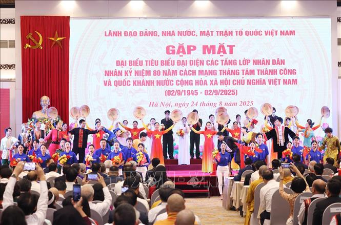 Chủ tịch nước và Thủ tướng Chính phủ gặp mặt đại biểu các tầng lớp nhân dân Chú thích ảnh