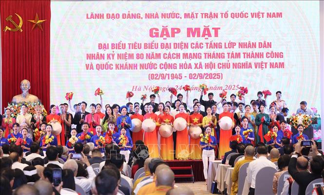 Chủ tịch nước và Thủ tướng Chính phủ gặp mặt đại biểu các tầng lớp nhân dân Chú thích ảnh