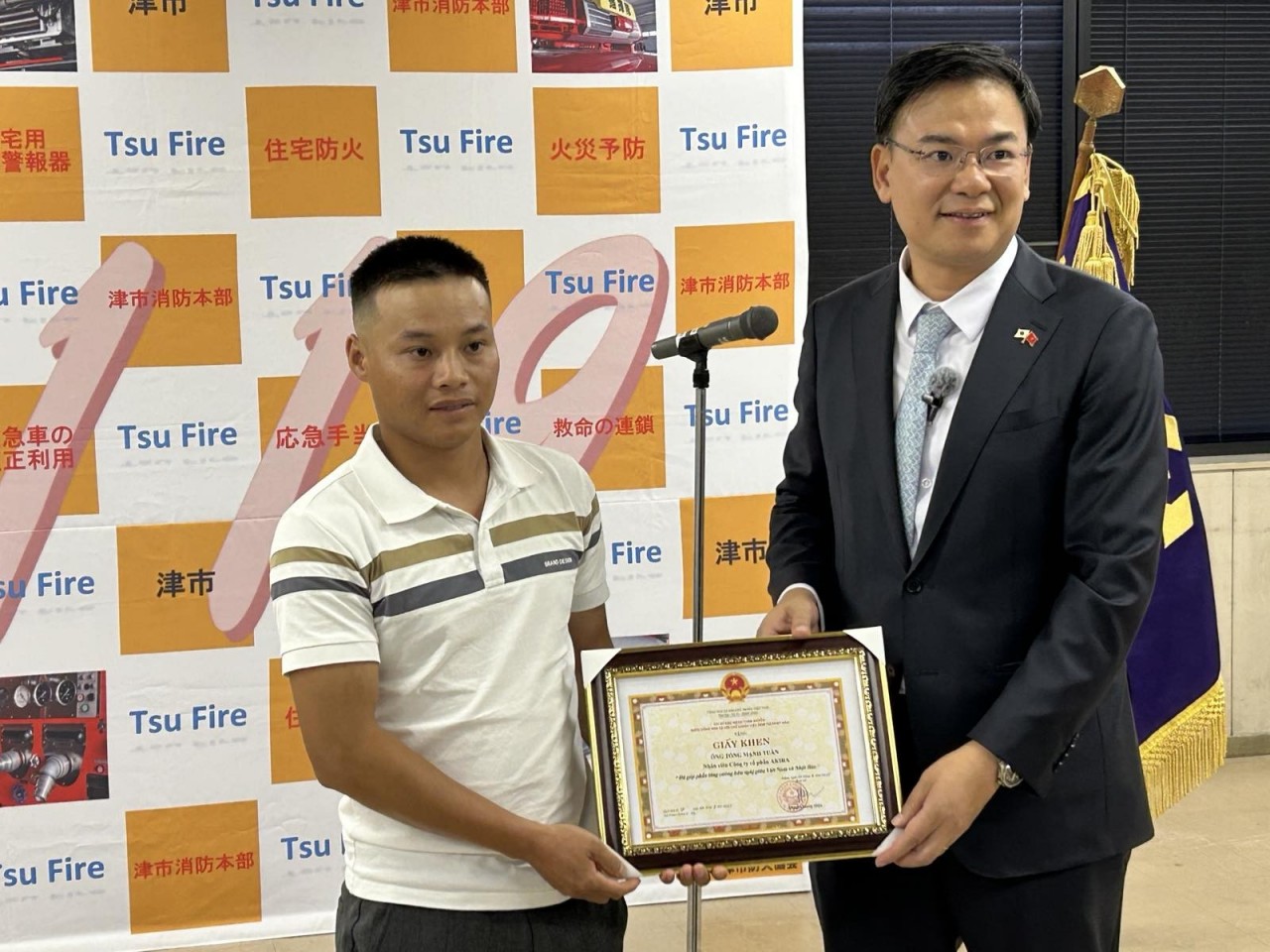Two Vietnamese Youths Awarded For Bravery In Rescuing People In Japan Two Vietnamese Youths Awarded For Bravery In Rescuing People In Japan