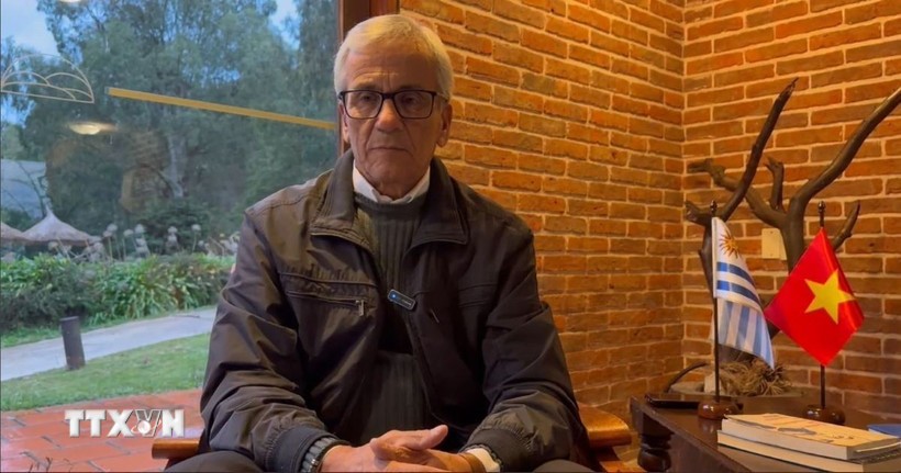 Ông Juan Castillo, Tổng Bí thư Đảng Cộng sản Uruguay, Bộ trưởng Lao động và An sinh xã hội Uruguay. (Ảnh: TTXVN) Ông Juan Castillo, Tổng Bí thư Đảng Cộng sản Uruguay, Bộ trưởng Lao động và An sinh xã hội Uruguay. (Ảnh: TTXVN)
