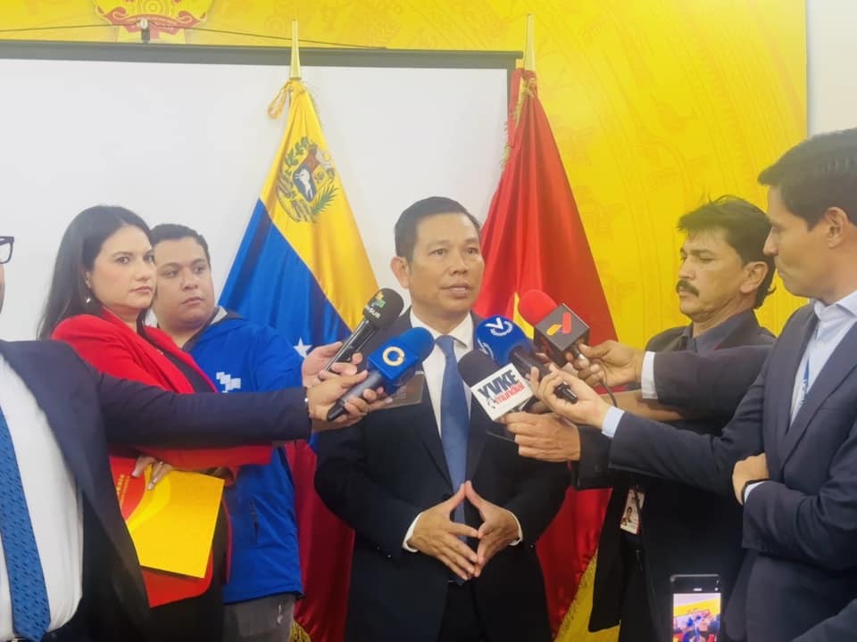 Đại sứ Việt Nam tại Venezuela Vũ Trung Mỹ trả lời phỏng vấn báo chí Venezuela. (Ảnh: Đại sứ quán Việt Nam tại Venezuela) Đại sứ Việt Nam tại Venezuela Vũ Trung Mỹ trả lời phỏng vấn báo chí Venezuela. (Ảnh: Đại sứ quán Việt Nam tại Venezuela)