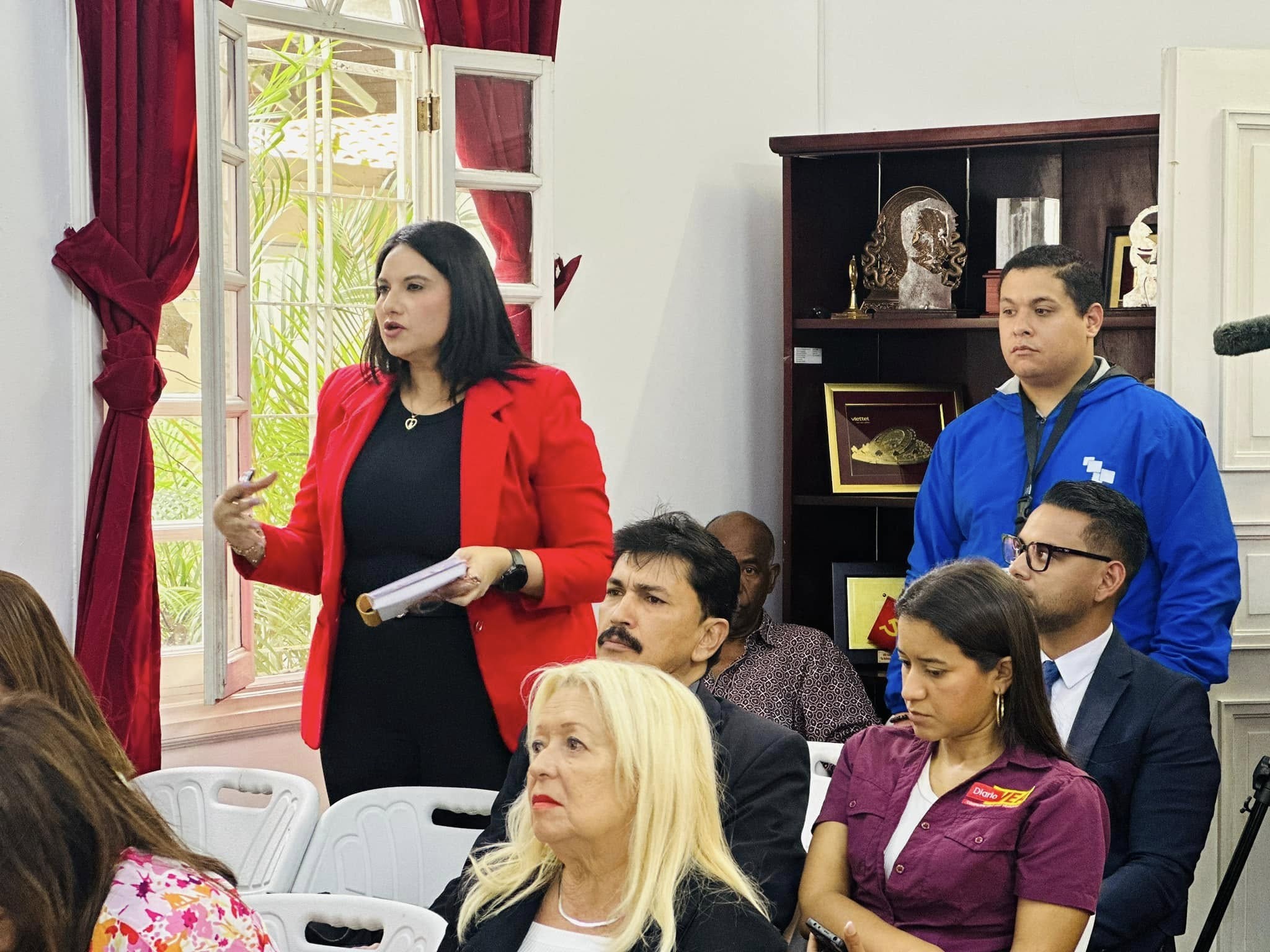 phóng viên và học giả Venezuela tham dự họp báo. (Ảnh: Đại sứ quán Việt Nam tại Venezuela) phóng viên và học giả Venezuela tham dự họp báo. (Ảnh: Đại sứ quán Việt Nam tại Venezuela)