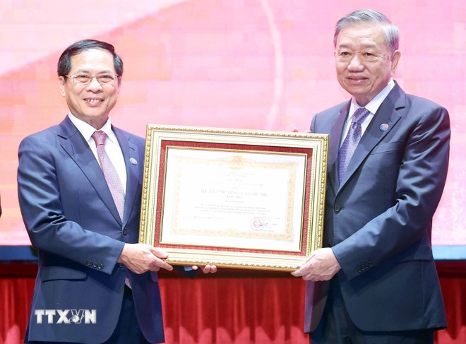Tổng Bí thư Tô Lâm: Ngoại giao Việt Nam tiên phong kết nối hợp tác Tổng Bí thư Tô Lâm: Ngoại giao Việt Nam tiên phong kết nối hợp tác