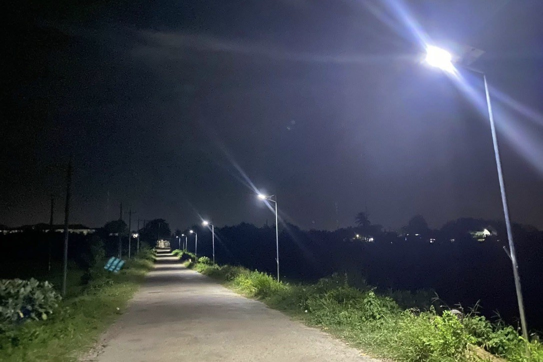 Với sức trẻ của hàng nghìn sinh viên và sự đồng hành của Quỹ Vì tương lai xanh (Tập đoàn Vingroup), những con đường quê từ các xã vùng sâu, vùng xa ở Lạng Sơn, đến bản làng giáp biên giới A Lưới (Huế) hay ven biển xã Sơn Mỹ (Lâm Đồng) đang dần bừng sáng về đêm. Với sức trẻ của hàng nghìn sinh viên và sự đồng hành của Quỹ Vì tương lai xanh (Tập đoàn Vingroup), những con đường quê từ các xã vùng sâu, vùng xa ở Lạng Sơn, đến bản làng giáp biên giới A Lưới (Huế) hay ven biển xã Sơn Mỹ (Lâm Đồng) đang dần bừng sáng về đêm.