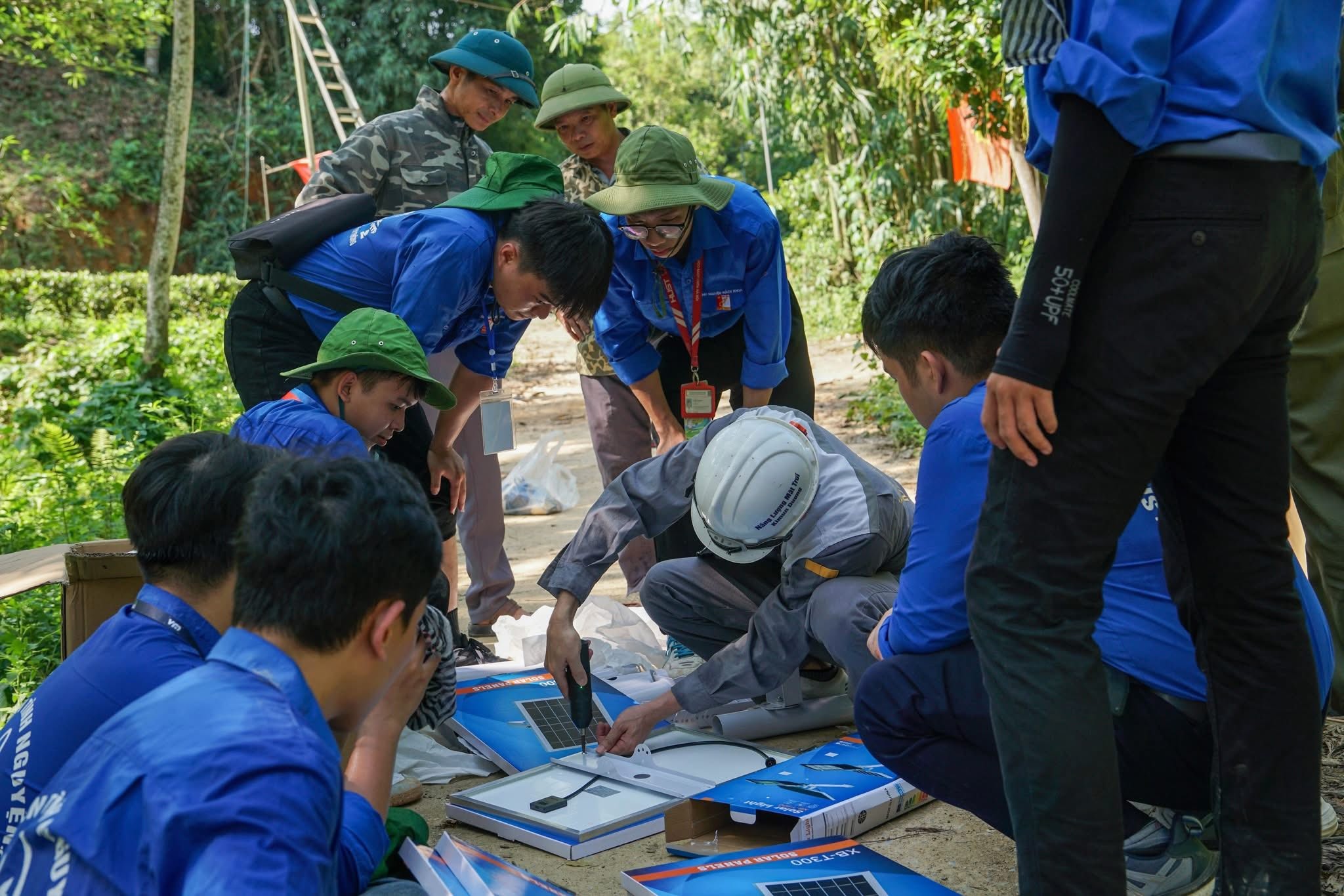 Các bạn sinh viên Viện Công nghệ Thông tin & Truyền thông – Đại học Bách Khoa Hà Nội cùng người dân địa phương lắp đặt đèn năng lượng mặt trời. Quá trình này đòi hỏi sự tỉ mỉ và cẩn thận trong từng chi tiết để đảm bảo hệ thống hoạt động hiệu quả. Các bạn sinh viên Viện Công nghệ Thông tin & Truyền thông – Đại học Bách Khoa Hà Nội cùng người dân địa phương lắp đặt đèn năng lượng mặt trời. Quá trình này đòi hỏi sự tỉ mỉ và cẩn thận trong từng chi tiết để đảm bảo hệ thống hoạt động hiệu quả.