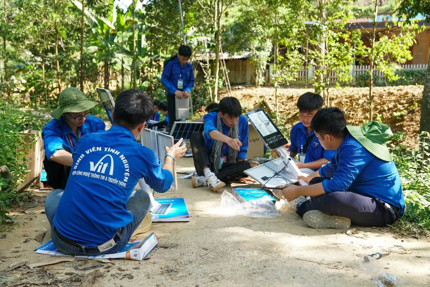 Cũng trong chương trình này, đội tình nguyện của Đại học Bách Khoa Hà Nội đã hoàn thành lắp đặt 105 cột đèn tại Thái Nguyên và Ninh Bình. Quá trình thi công đòi hỏi độ chính xác cao, các kỹ thuật viên sinh viên đã tính toán kỹ từ việc khoan lỗ trên nền đất đá cứng đến việc lắp đặt tấm pin để tối ưu hóa khả năng hấp thụ, đảm bảo độ chiếu sáng ổn định và lâu dài. Cũng trong chương trình này, đội tình nguyện của Đại học Bách Khoa Hà Nội đã hoàn thành lắp đặt 105 cột đèn tại Thái Nguyên và Ninh Bình. Quá trình thi công đòi hỏi độ chính xác cao, các kỹ thuật viên sinh viên đã tính toán kỹ từ việc khoan lỗ trên nền đất đá cứng đến việc lắp đặt tấm pin để tối ưu hóa khả năng hấp thụ, đảm bảo độ chiếu sáng ổn định và lâu dài.