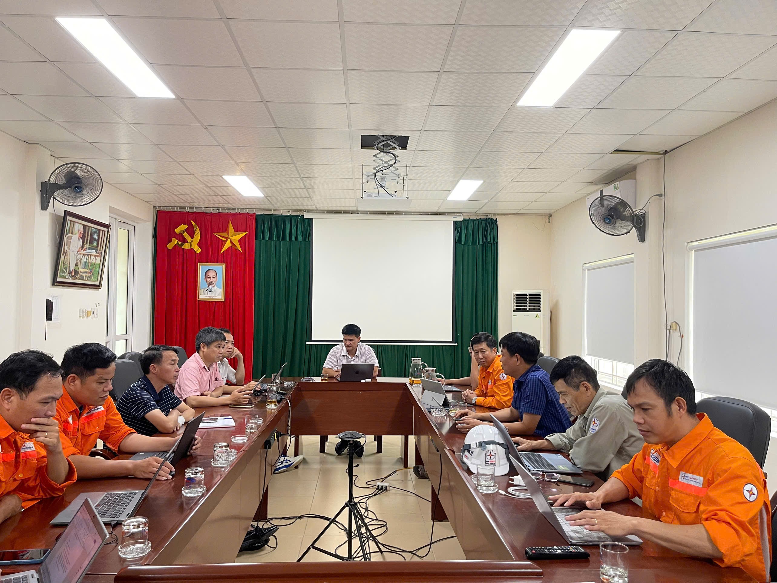 Lãnh đạo EVNGENCO1 làm việc trực tiếp tại Nhà máy Thủy điện Bản Vẽ Lãnh đạo EVNGENCO1 làm việc trực tiếp tại Nhà máy Thủy điện Bản Vẽ