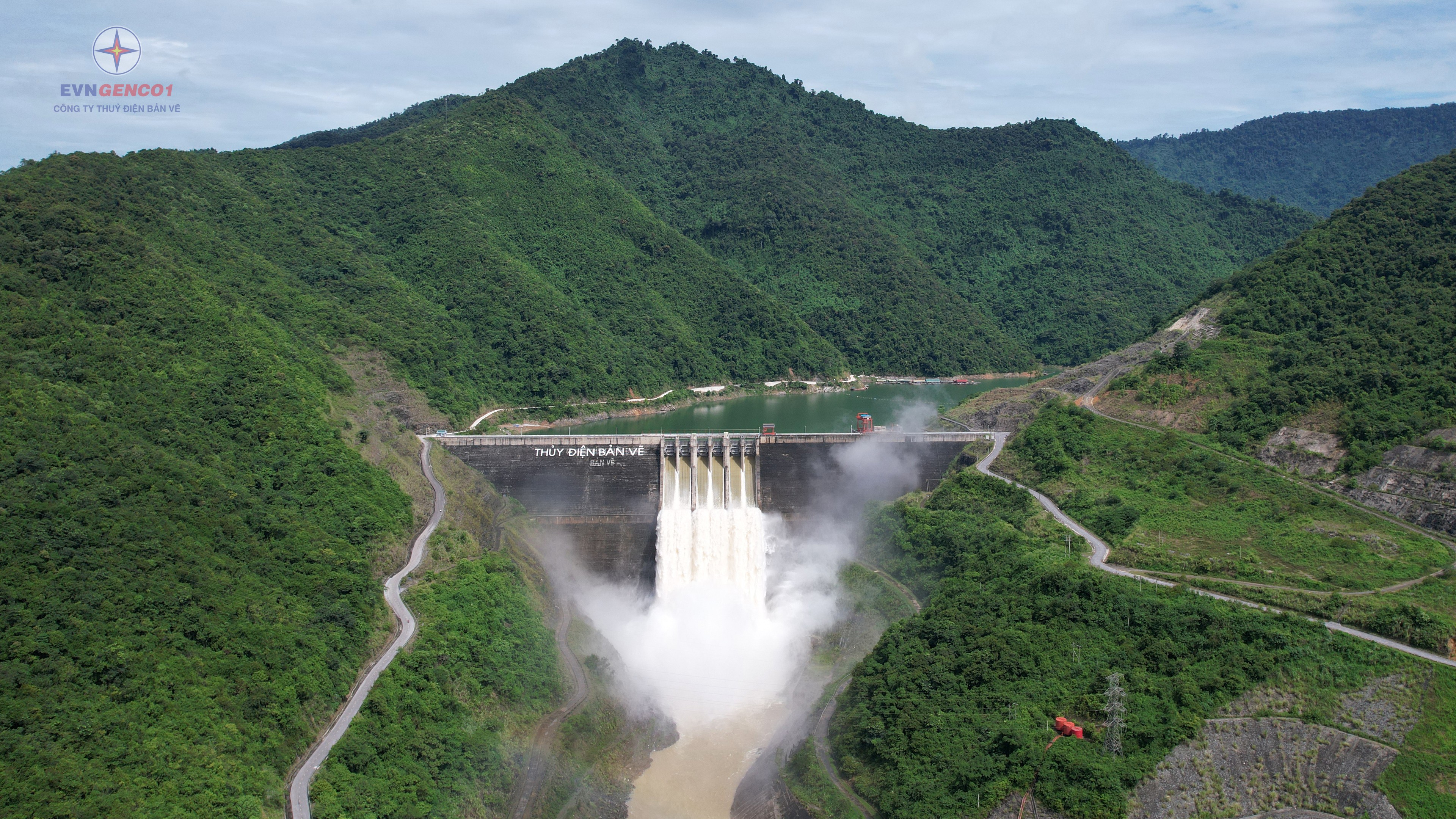 Nhà máy Thủy điện Bản Vẽ xả điều tiết nước qua tràn trong mùa mưa lũ Nhà máy Thủy điện Bản Vẽ xả điều tiết nước qua tràn trong mùa mưa lũ