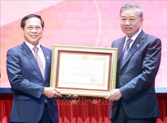 Party General Secretary To Lam presents the first-class Labour Order to the Ministry of Foreign Affairs (Photo: VNA) Party General Secretary To Lam presents the first-class Labour Order to the Ministry of Foreign Affairs (Photo: VNA)