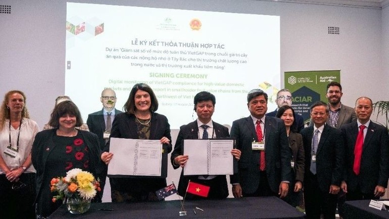Professor Wendy Umberger, ACIAR CEO, and Dr. Pham Ngoc Mau signed a new bilateral project to help Northwest Vietnam fruit farmers digitize production for better market access.