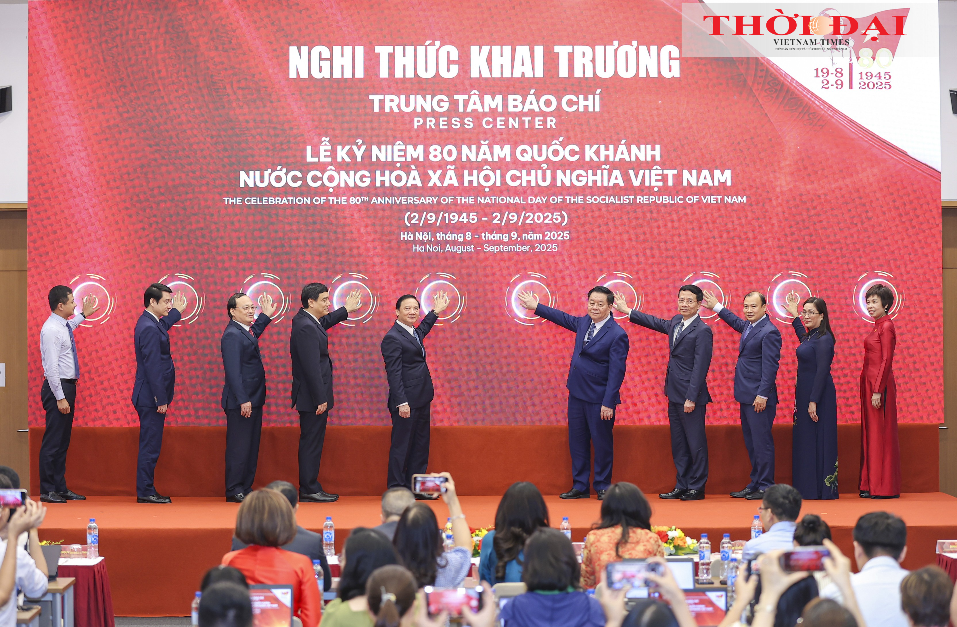 Trưởng ban Tuyên giáo và Dân vận Trung ương Nguyễn Trọng Nghĩa, Phó Chủ tịch Quốc hội Nguyễn Khắc Định và các đại biểu đã thực hiện nghi thức bấm nút khai trương trung tâm báo chí Lễ kỷ niệm 80 năm Quốc khánh nước Cộng hòa xã hội chủ nghĩa Việt Nam. (AẢnh: Đinh Hòa) Trưởng ban Tuyên giáo và Dân vận Trung ương Nguyễn Trọng Nghĩa, Phó Chủ tịch Quốc hội Nguyễn Khắc Định và các đại biểu đã thực hiện nghi thức bấm nút khai trương trung tâm báo chí Lễ kỷ niệm 80 năm Quốc khánh nước Cộng hòa xã hội chủ nghĩa Việt Nam. (AẢnh: Đinh Hòa)