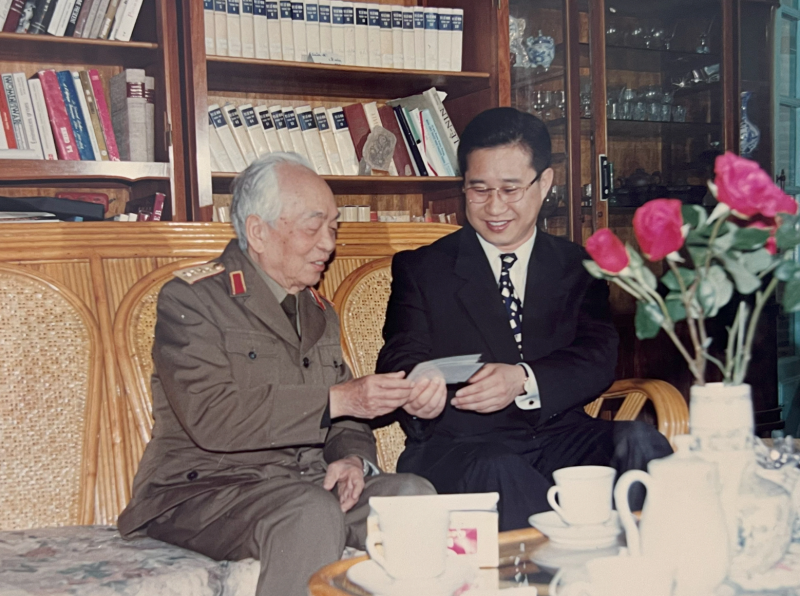 Cuộc gặp với Đại tướng Võ Nguyên Giáp vào năm 2000 đã thôi thúc ông Lý Xương Căn trở về Việt Nam lập nghiệp. (Ảnh: NVCC). Cuộc gặp với Đại tướng Võ Nguyên Giáp vào năm 2000 đã thôi thúc ông Lý Xương Căn trở về Việt Nam lập nghiệp. (Ảnh: NVCC).