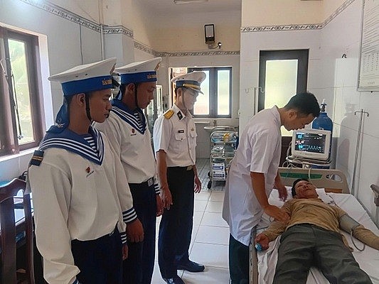Truong Sa Military Doctors Swiftly Save Fisherman From Stroke Truong Sa Military Doctors Swiftly Save Fisherman From Stroke