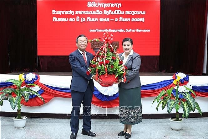 Vilavone Phanthavong, Deputy Head of the Propaganda and Training Board of the Lao People's Revolutionary Party (LPRP) Central Committee (R) and Vietnamese Ambassador to Laos Nguyen Minh Tam at the event. (Photo: VNA)