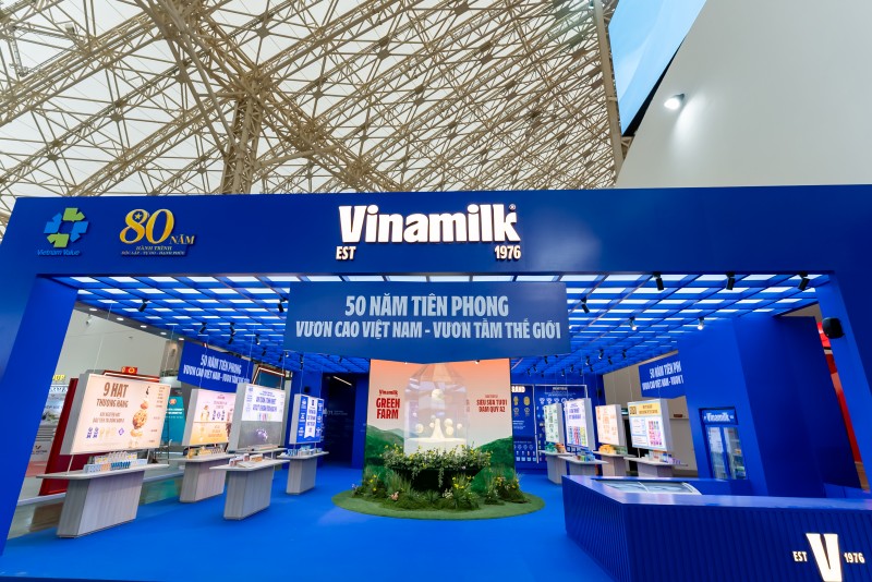 Ảnh 1A hoặc Ảnh 1B: Với sắc xanh rực rỡ và thiết kế hiện đại, gian hàng Vinamilk nổi bật ngay cổng vào không gian “Khởi nghiệp kiến quốc” - nơi tôn vinh vai trò của kinh tế tư nhân theo tinh thần Nghị quyết 68 của Bộ Chính trị về phát triển kinh tế tư nhân (Ảnh: Duy Cường). Ảnh 1A hoặc Ảnh 1B: Với sắc xanh rực rỡ và thiết kế hiện đại, gian hàng Vinamilk nổi bật ngay cổng vào không gian “Khởi nghiệp kiến quốc” - nơi tôn vinh vai trò của kinh tế tư nhân theo tinh thần Nghị quyết 68 của Bộ Chính trị về phát triển kinh tế tư nhân (Ảnh: Duy Cường).