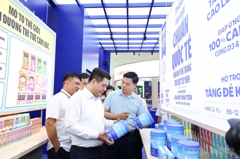 Ảnh 2A hoặc 2B: Bộ trưởng Bộ Công Thương Nguyễn Hồng Diên tham quan và kiểm tra gian hàng Vinamilk tại khu trưng bày (Ảnh: Nam Nguyễn). Ảnh 2A hoặc 2B: Bộ trưởng Bộ Công Thương Nguyễn Hồng Diên tham quan và kiểm tra gian hàng Vinamilk tại khu trưng bày (Ảnh: Nam Nguyễn).