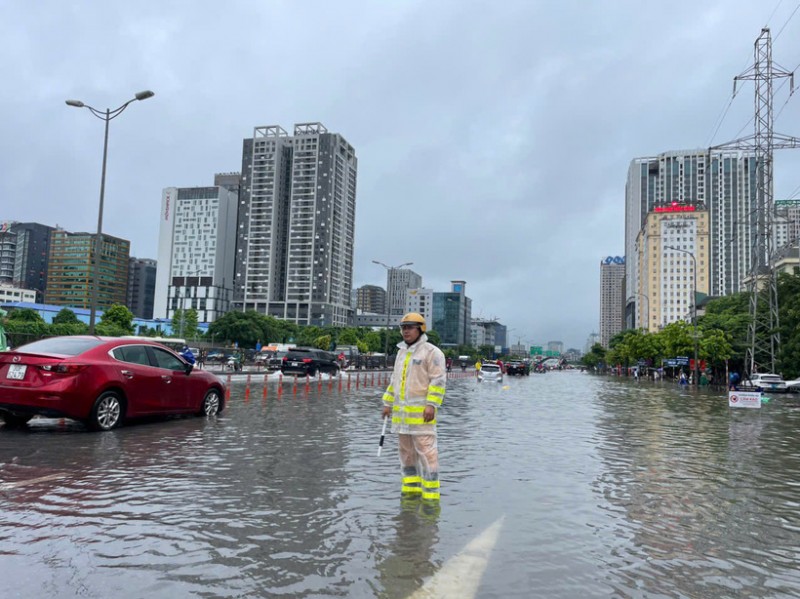 Lực lượng chức năng tham gia hỗ trợ giao thông trong mưa bão (Ảnh: T.L) Lực lượng chức năng tham gia hỗ trợ giao thông trong mưa bão (Ảnh: T.L)