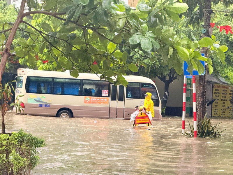 Những nơi úng ngập nặng đều có nhân viên vệ sinh mô trường ứng trực (Ảnh: T.L) Những nơi úng ngập nặng đều có nhân viên vệ sinh mô trường ứng trực (Ảnh: T.L)