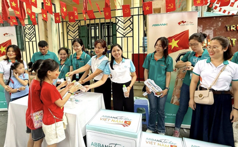Cán bộ Hội LHPN phường Ba Đình, Hà Nội, phục vụ nước uống cho nhân dân đi xem tổng hợp luyện diễu binh, diễu hành