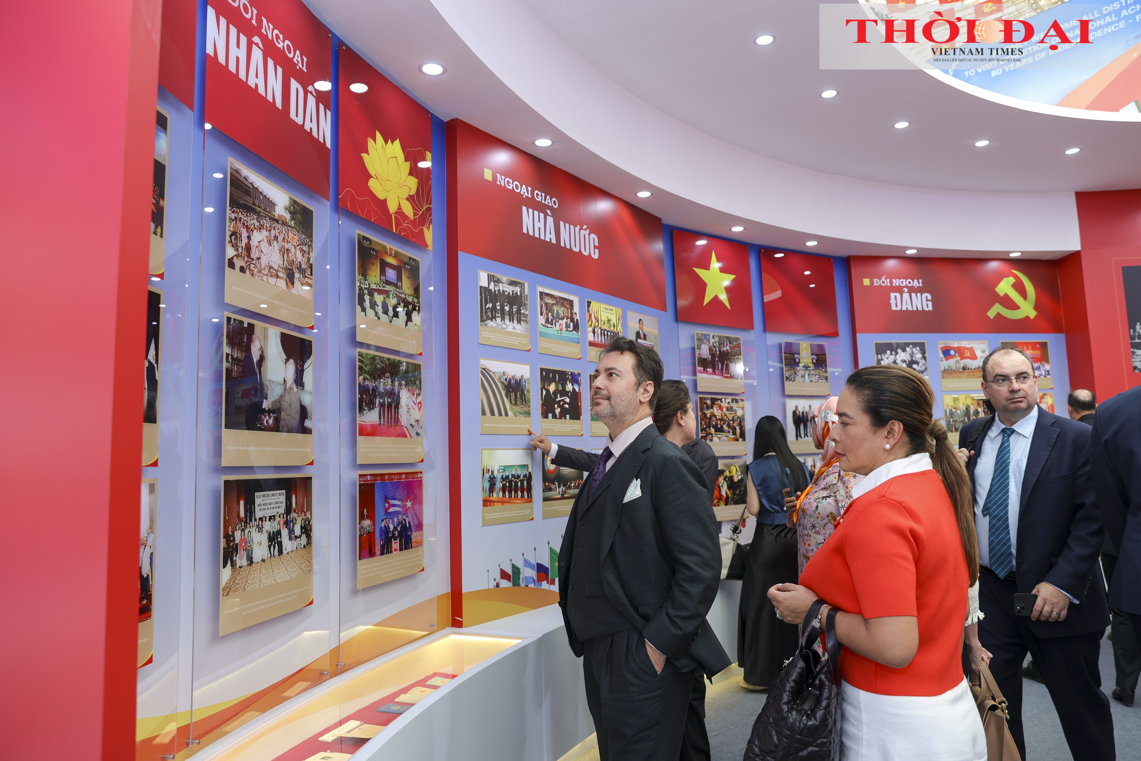 Đại diện các Đại sứ quán và tổ chức quốc tế tham quan không gian trưng bày của Bộ Ngoại giao, tìm hiểu những dấu mốc lịch sử và thành tựu tiêu biểu của ngoại giao Việt Nam trong 80 năm qua - từ sự nghiệp đấu tranh giành độc lập, thống nhất đất nước đến công cuộc xây dựng, gìn giữ hòa bình, phát triển và mở rộng hợp tác quốc tế, trong đó có công tác đối ngoại nhân dân. (Ảnh: Đinh Hòa) Đại diện các Đại sứ quán và tổ chức quốc tế tham quan không gian trưng bày của Bộ Ngoại giao, tìm hiểu những dấu mốc lịch sử và thành tựu tiêu biểu của ngoại giao Việt Nam trong 80 năm qua - từ sự nghiệp đấu tranh giành độc lập, thống nhất đất nước đến cô